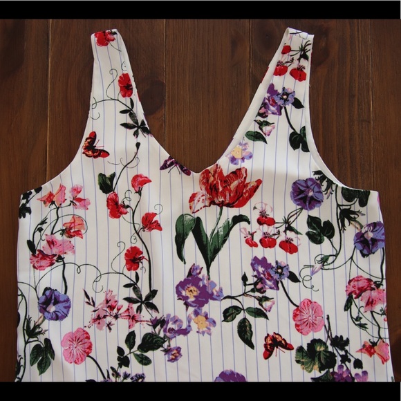 Sleeveless V-Neck Blouse - Picture 2 of 5